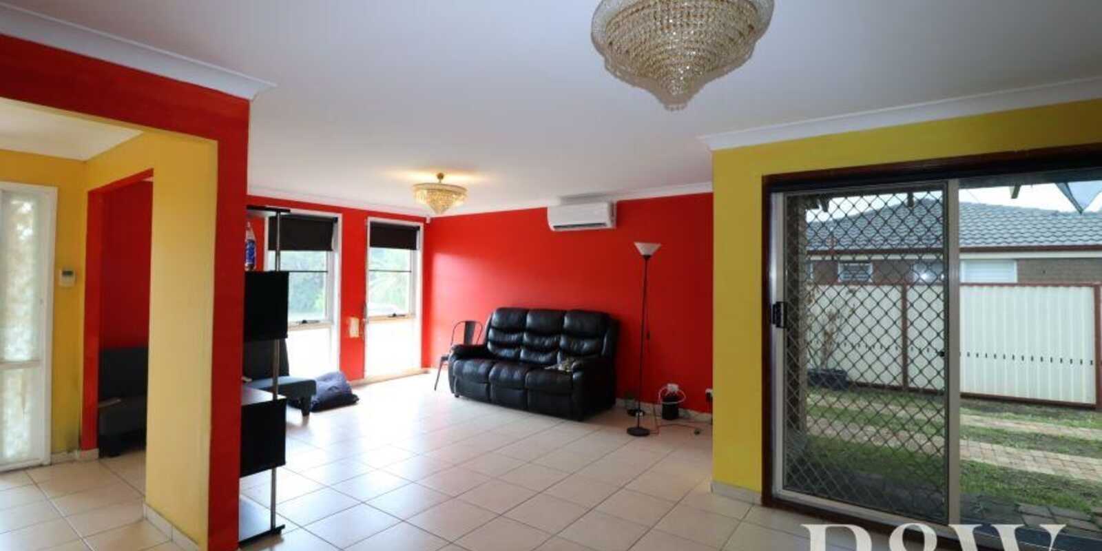 99 Explorers Way St Clair