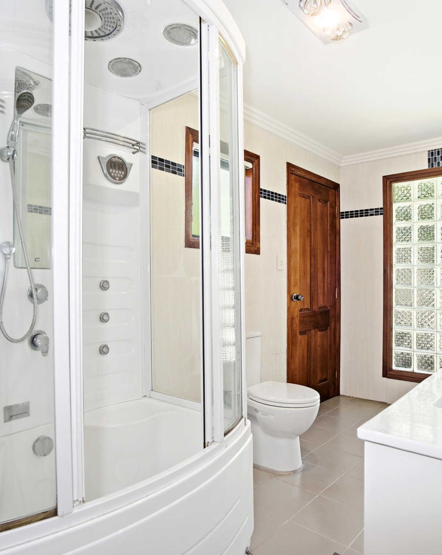 11 Vincent, Crescent Canley Vale, Vale - Thumbnail 4
