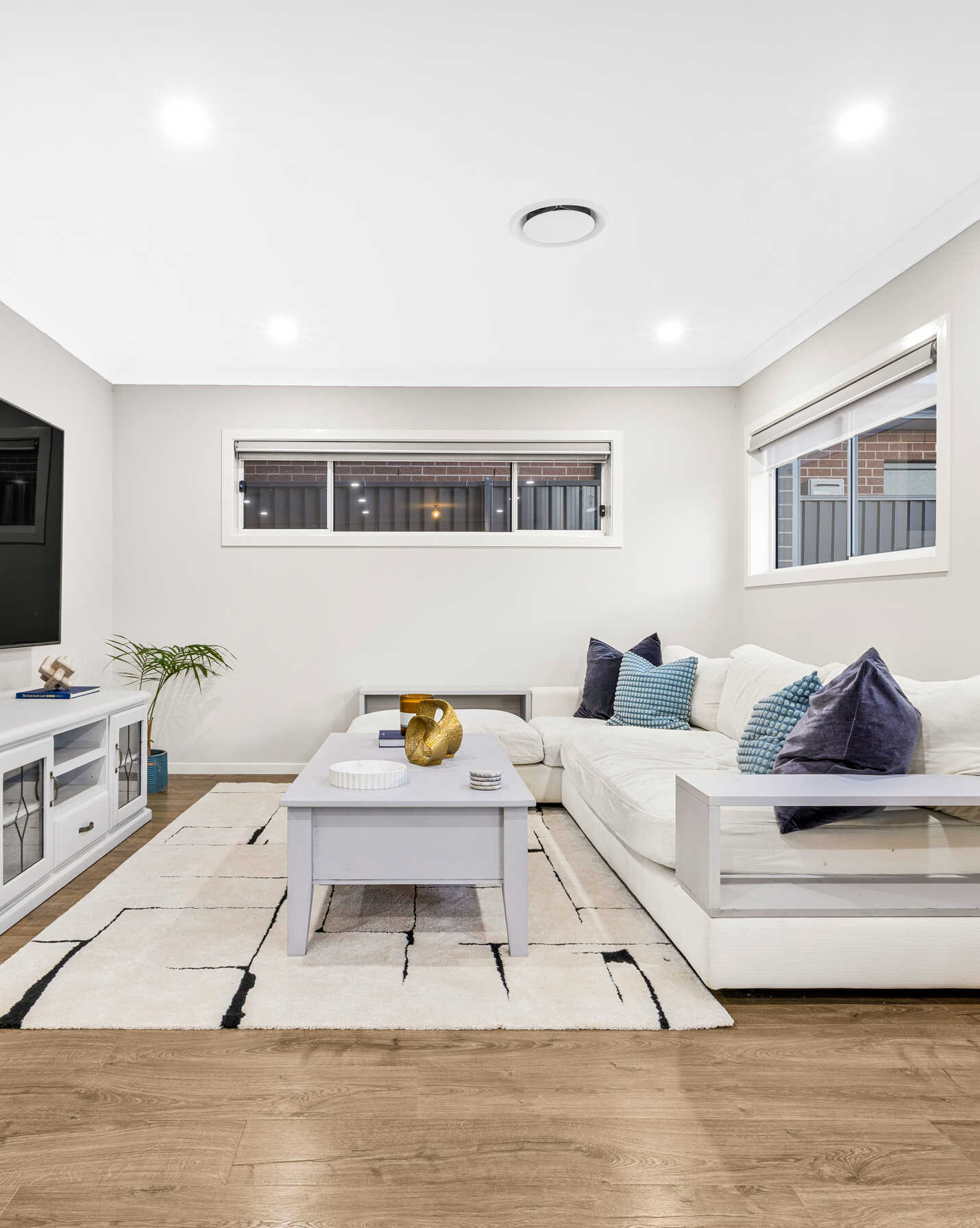 34 CALOTIS CRESCENT Denham Court, Court - Thumbnail 5