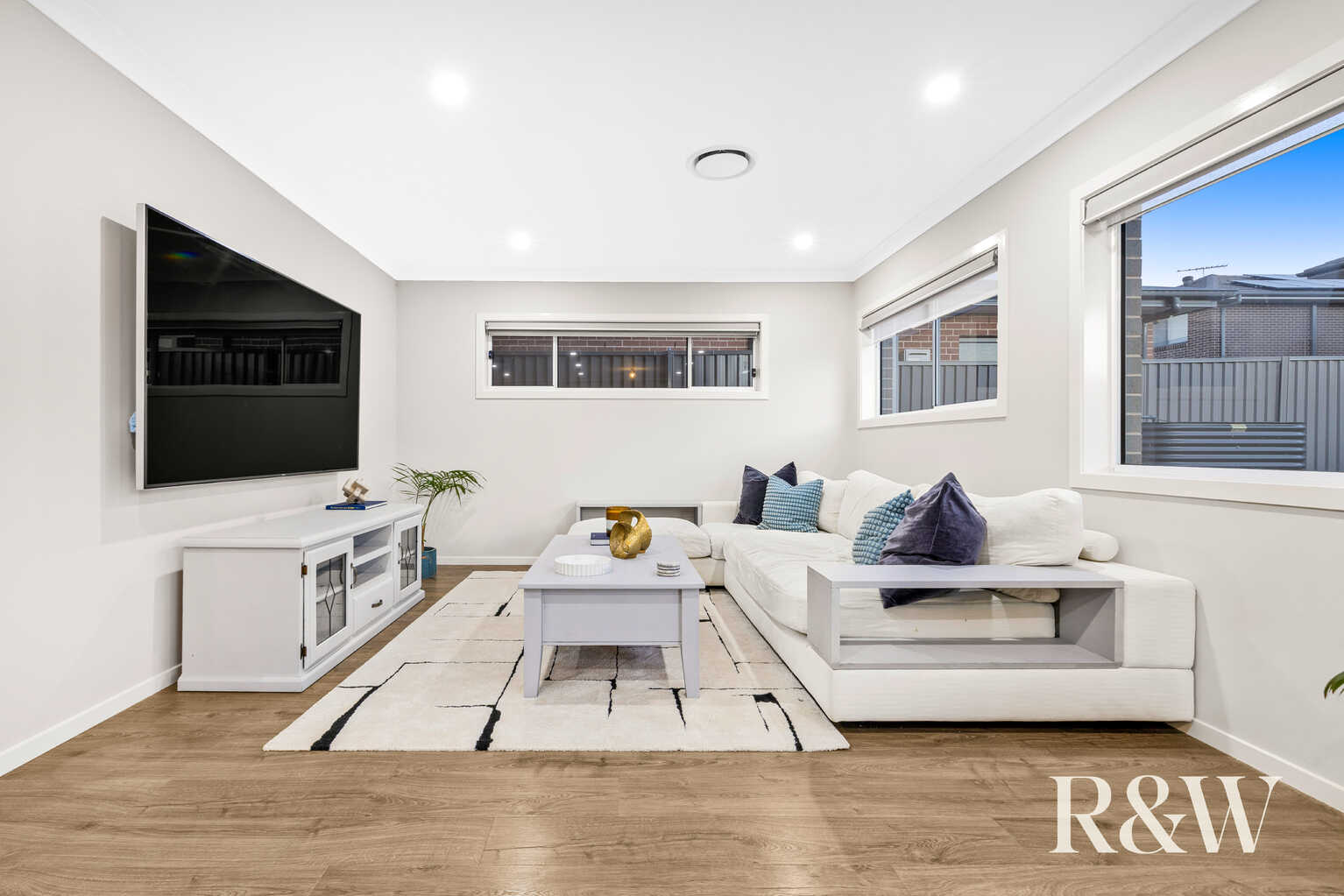 34 CALOTIS CRESCENT Denham Court 34 CALOTIS CRESCENT Denham Court