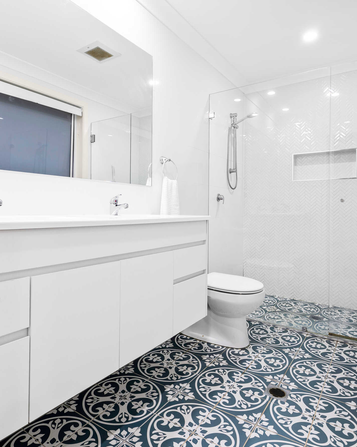 34 CALOTIS CRESCENT Denham Court, Court - Thumbnail 8