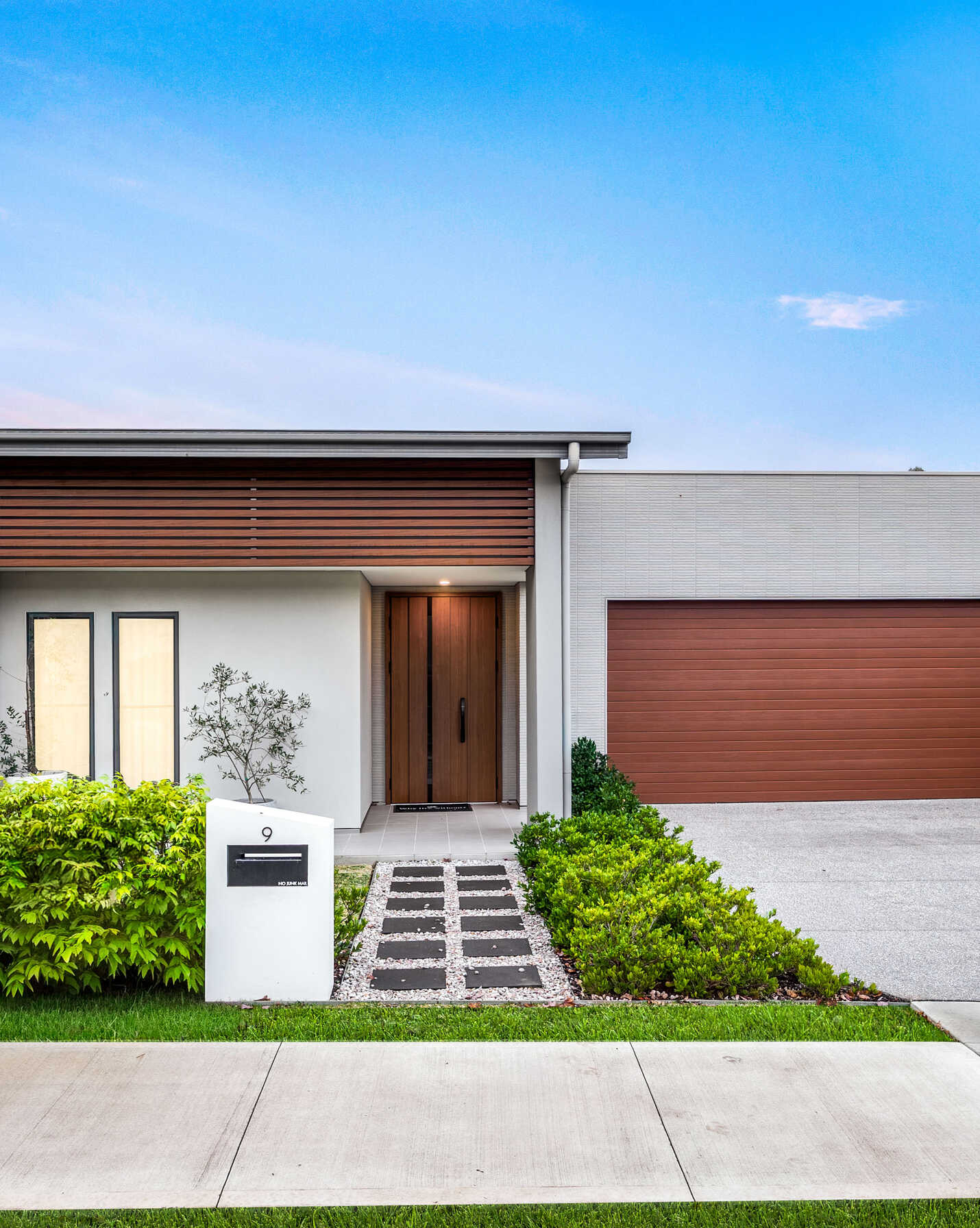 9 Hewitson Court Gledswood Hills, Hills - Image 1