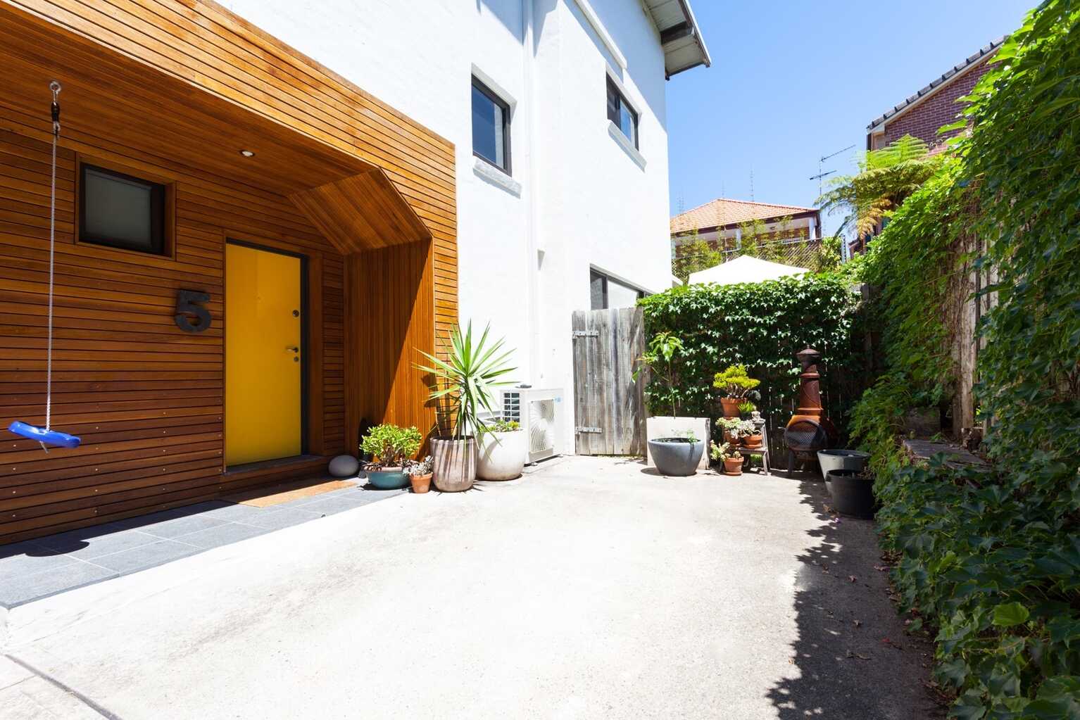 2/5 Warners Avenue North Bondi