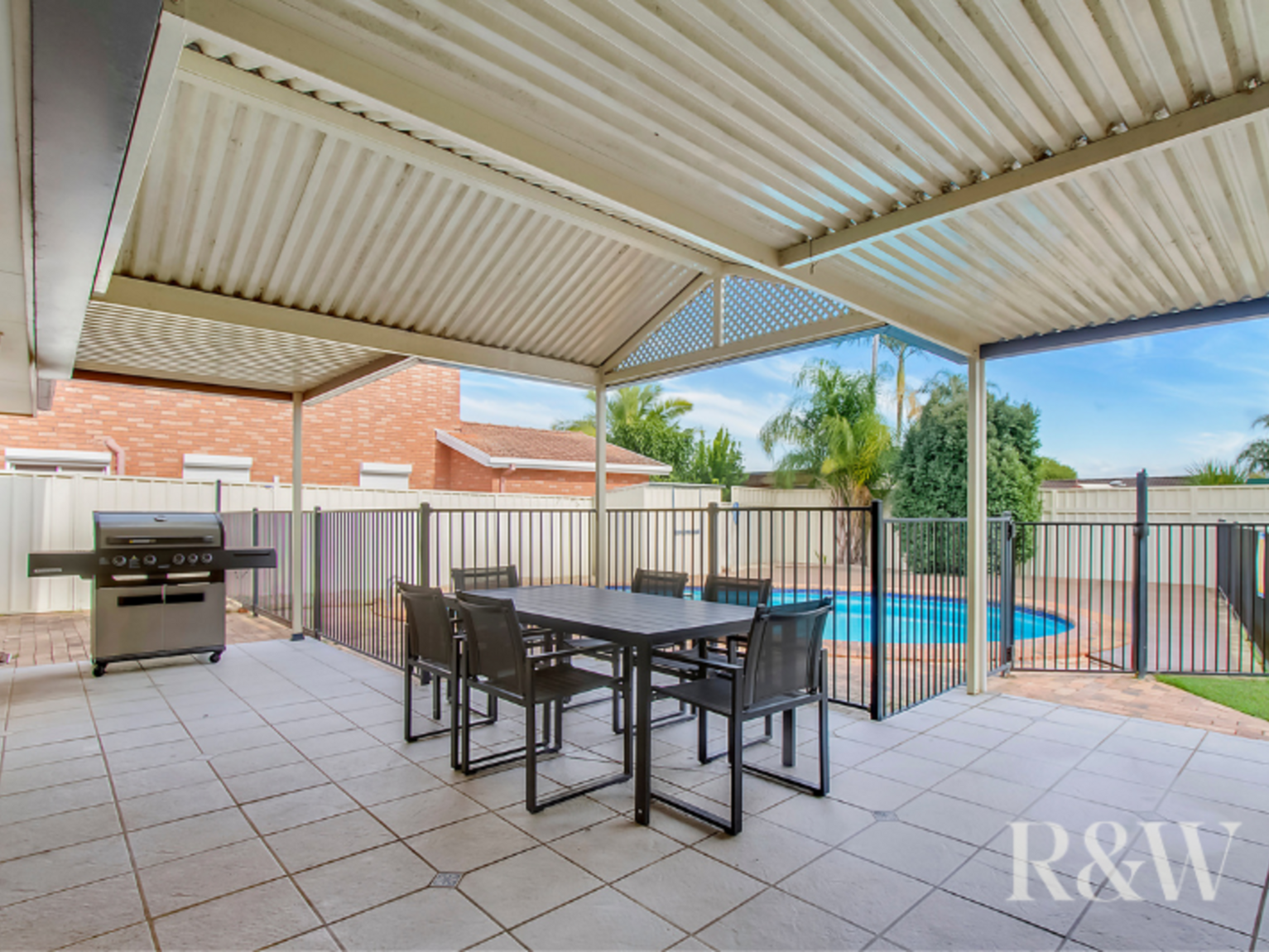 4 Como Close St Clair