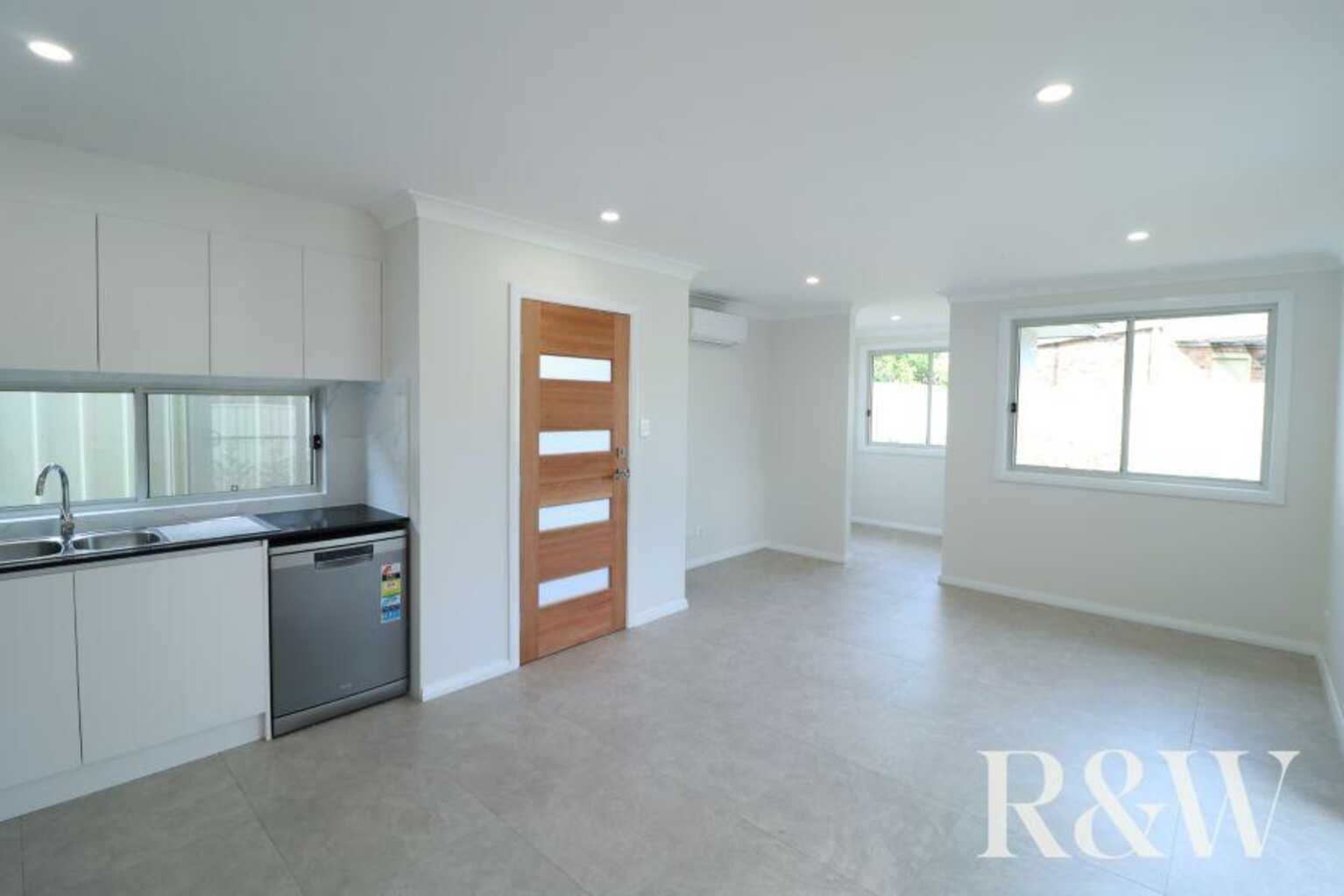 8A Nightmist Grove St Clair