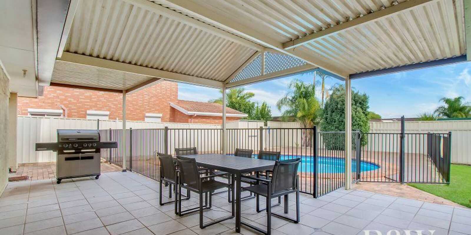 4 Como Close St Clair
