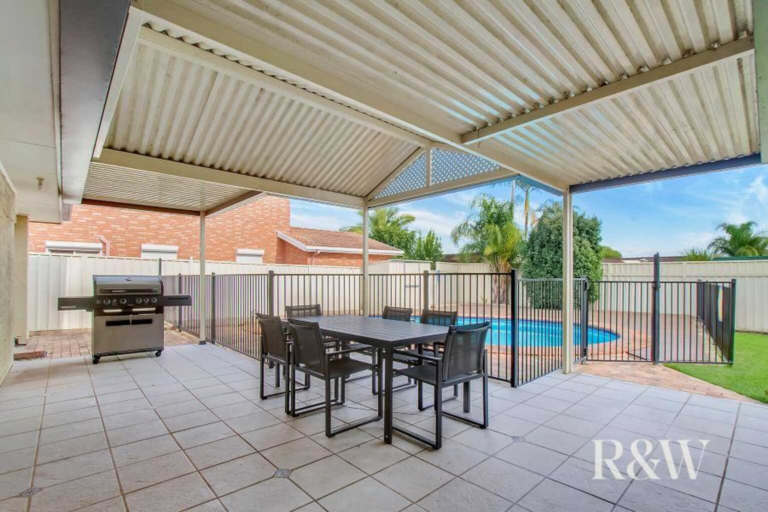 4 Como Close St Clair