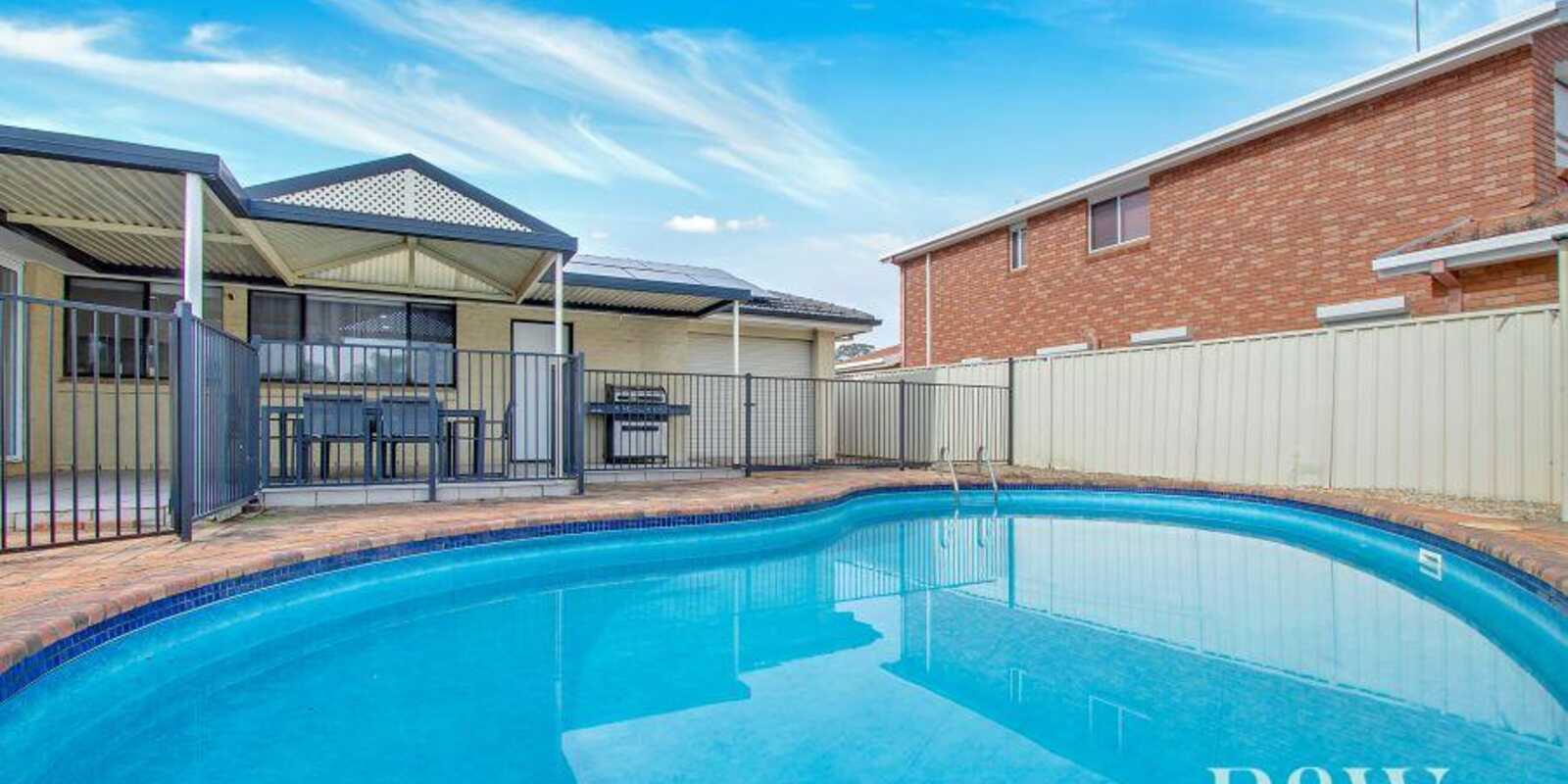 4 Como Close St Clair