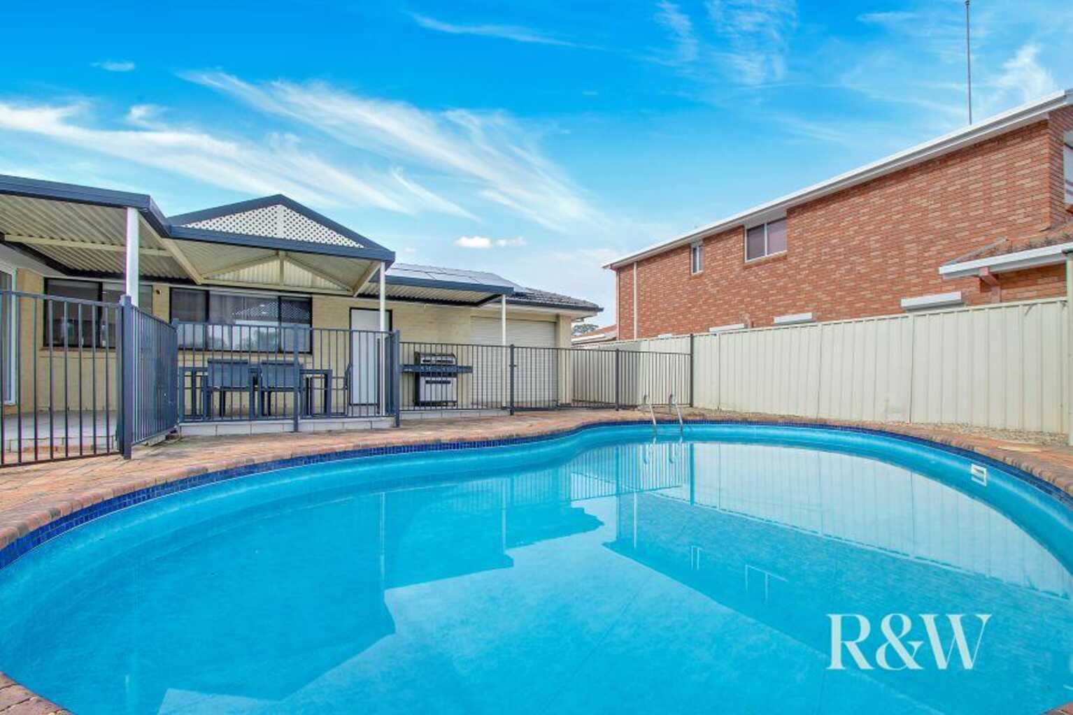 4 Como Close St Clair