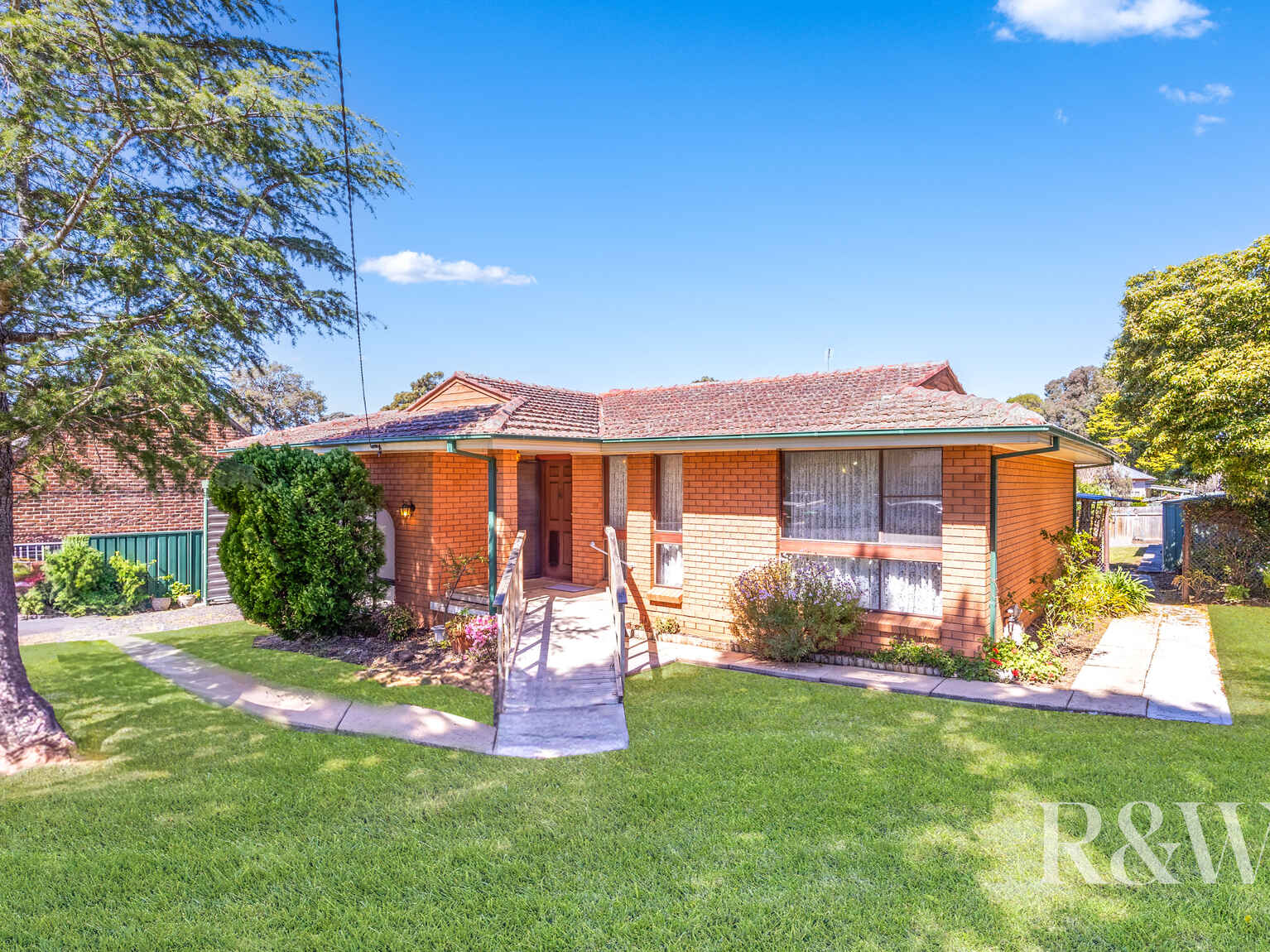2 WINDEYER STREET Thirlmere