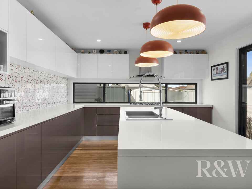 21 & 21A KIRSTY CRESCENT Hassall Grove