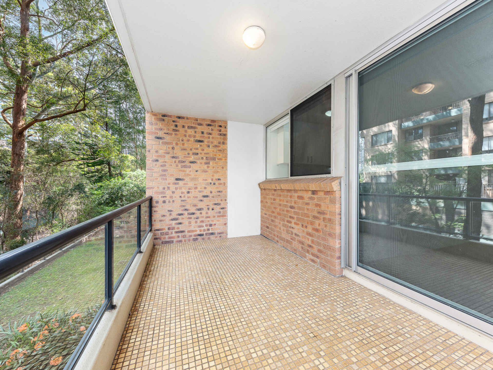 16/2 Parkside Lane Chatswood