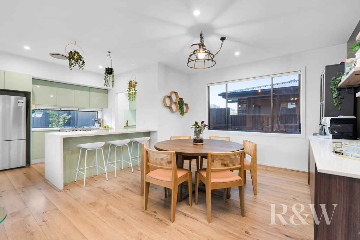 33 LETHBRIDGE ROAD Austral