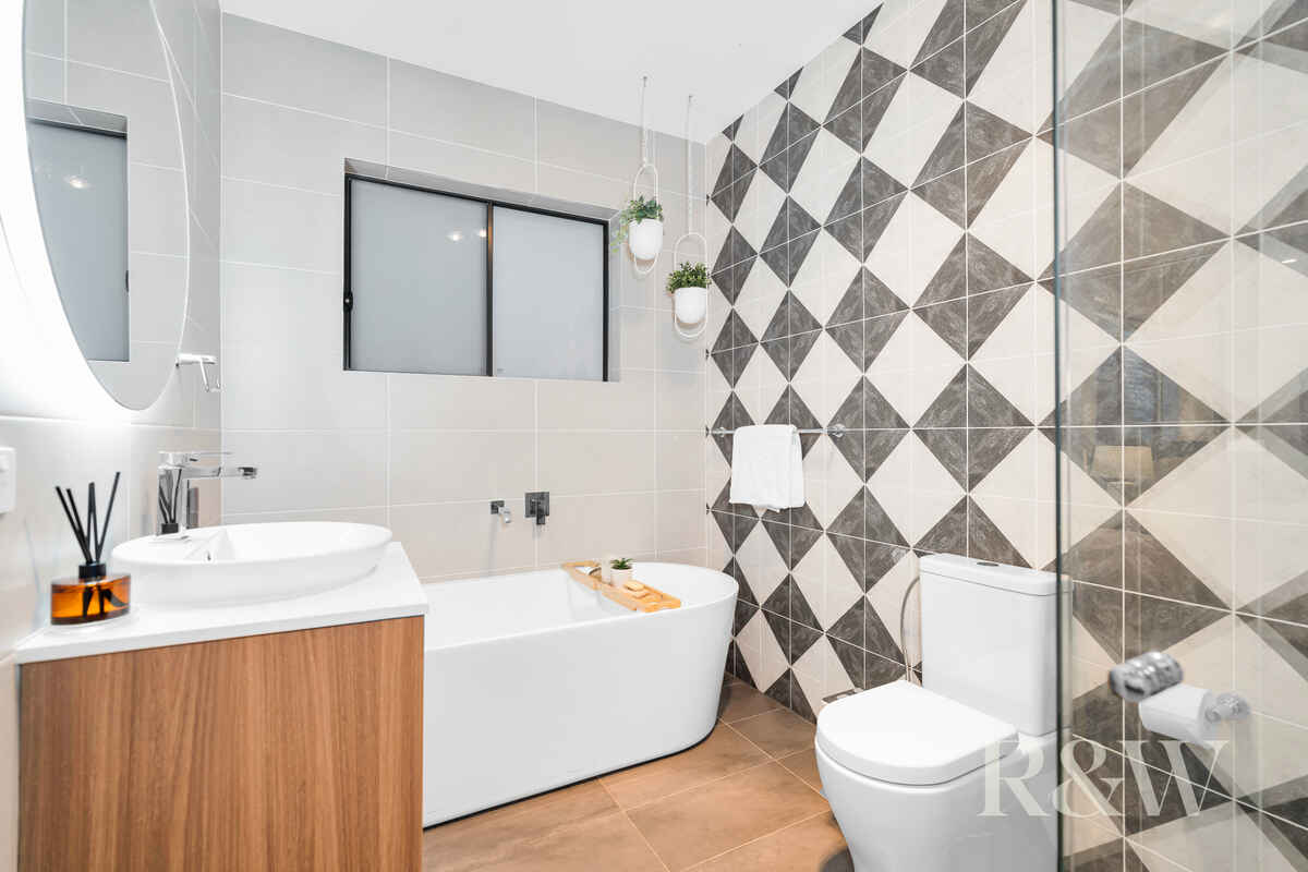 33 LETHBRIDGE ROAD Austral