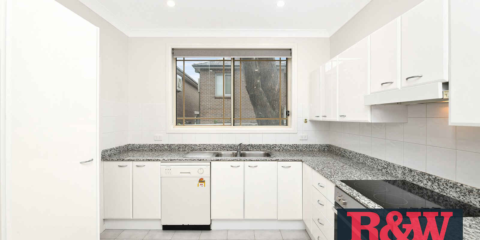 2/17 Gungah Bay Road Oatley