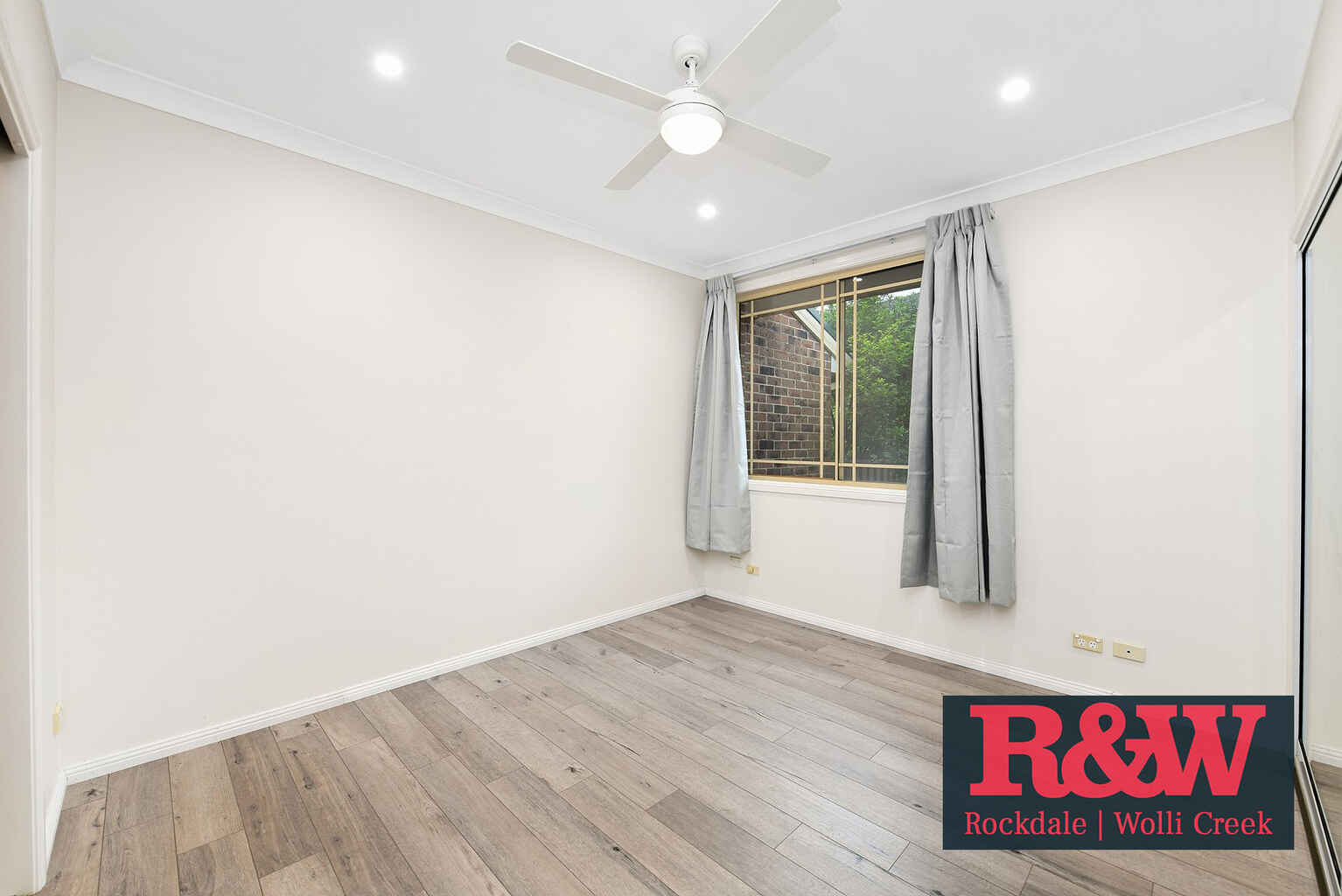 2/17 Gungah Bay Road Oatley