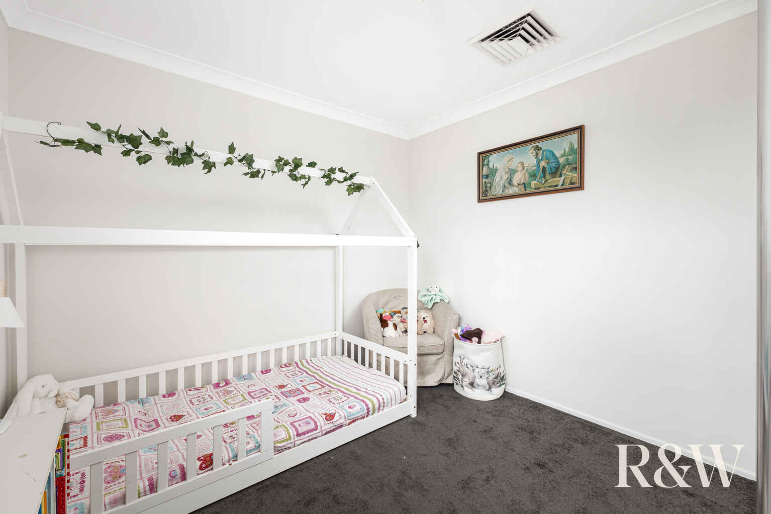 6 Ashwick Circuit St Clair