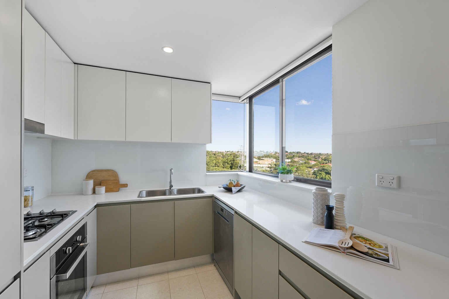 527/2E Charles Street Canterbury