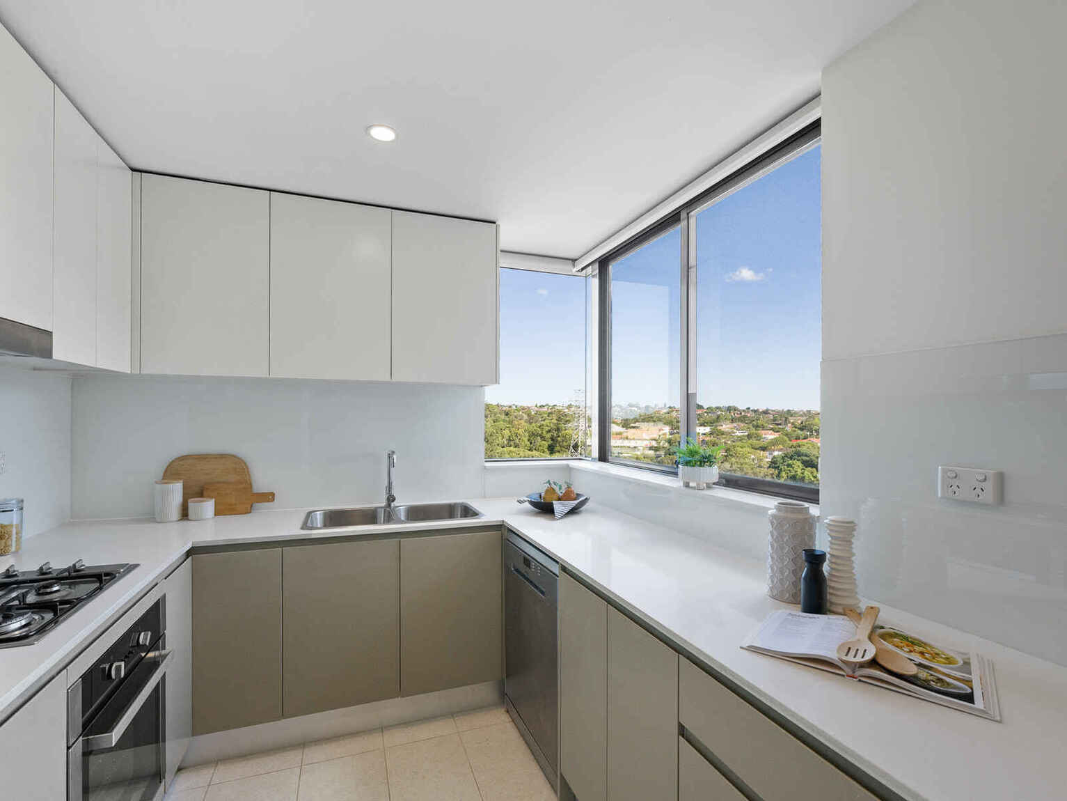 527/2E Charles Street Canterbury
