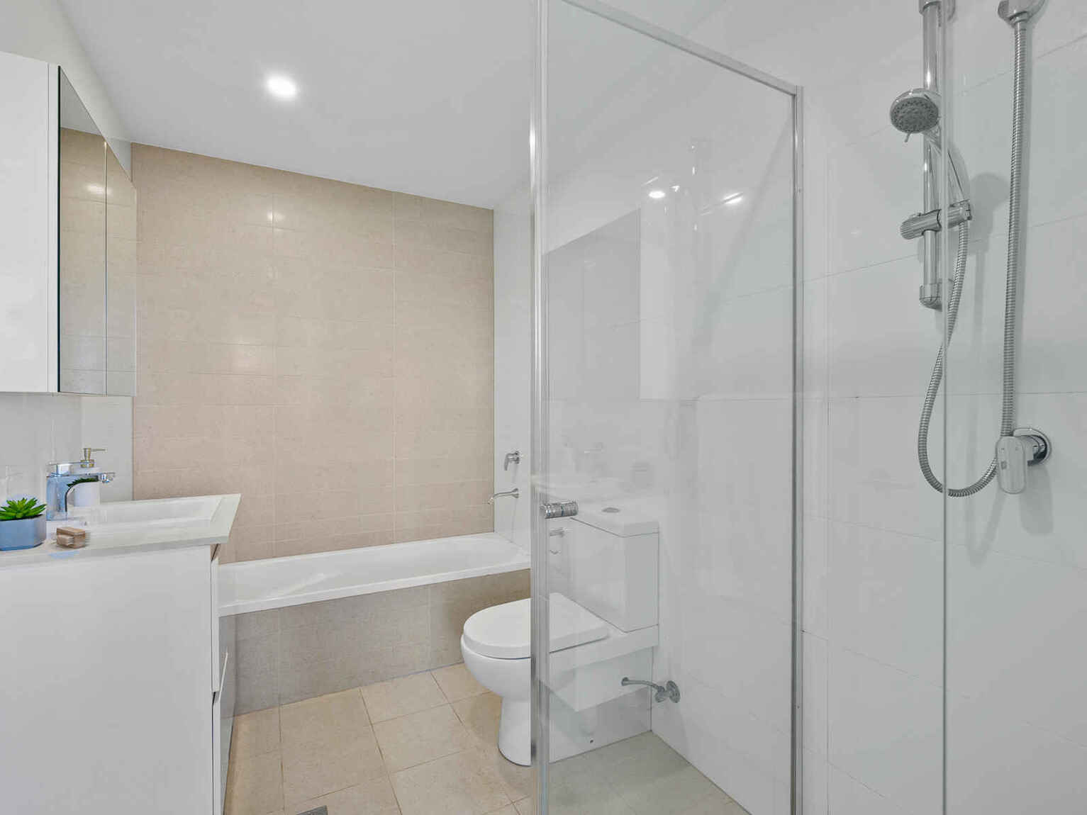 527/2E Charles Street Canterbury