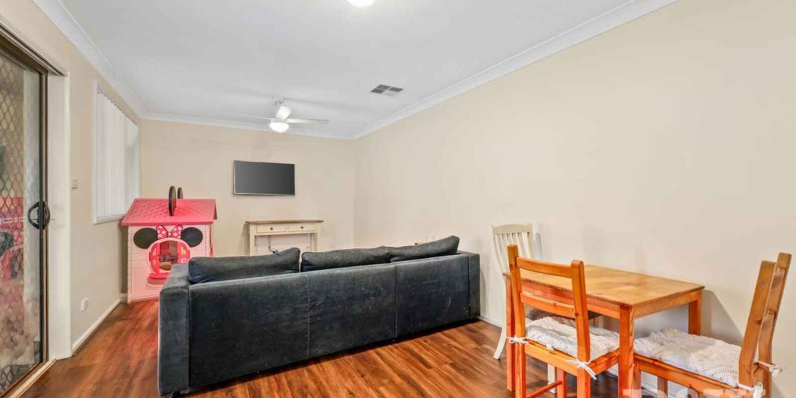 8 Larapinta Crescent St Helens Park