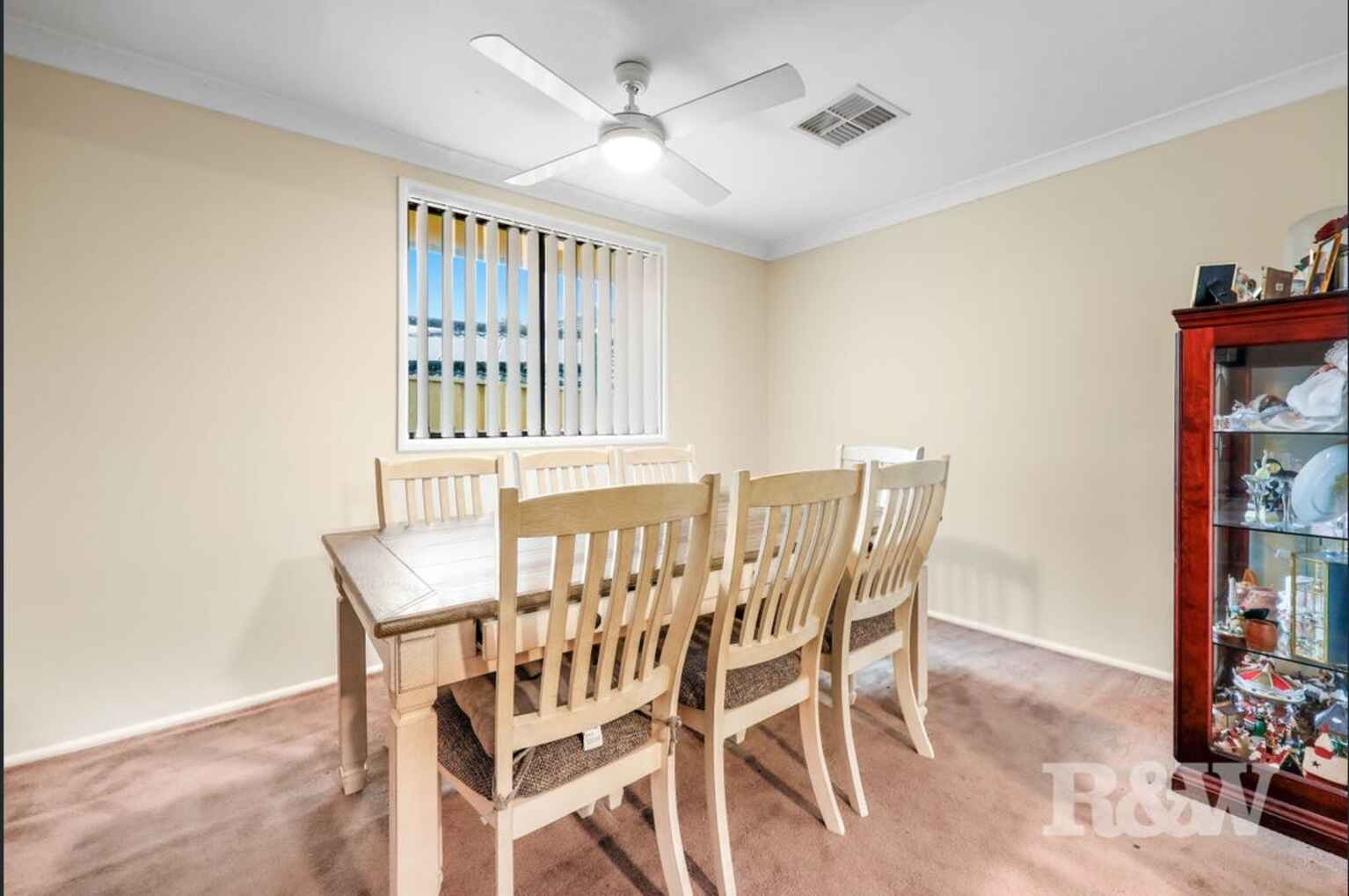 8 Larapinta Crescent St Helens Park