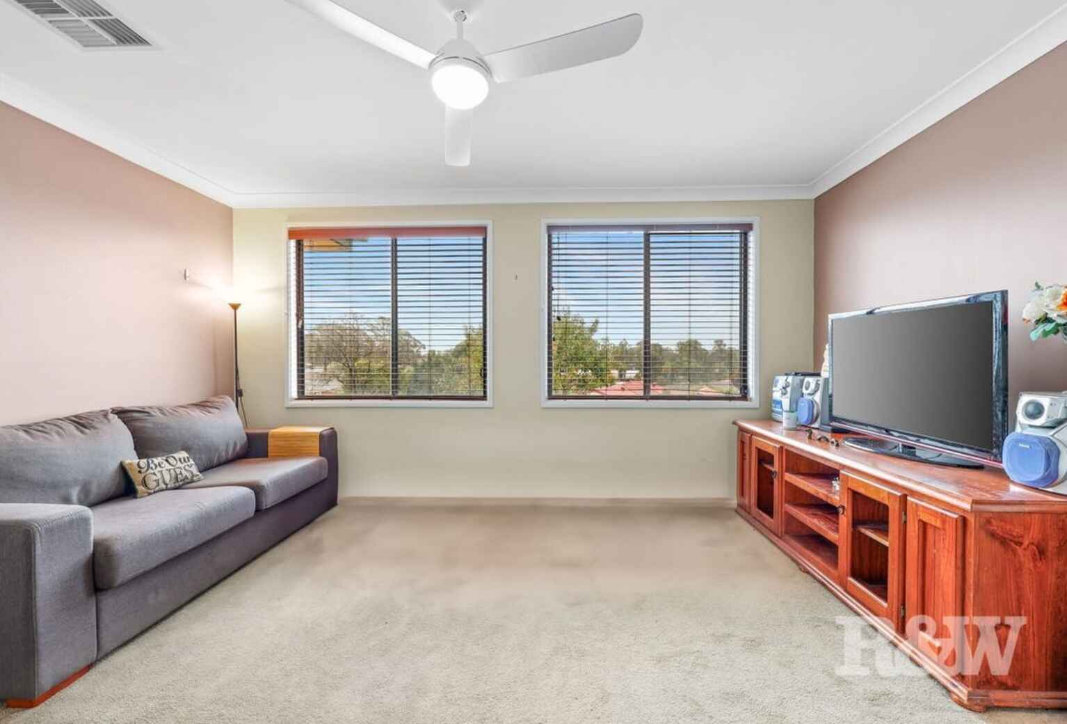 8 Larapinta Crescent St Helens Park