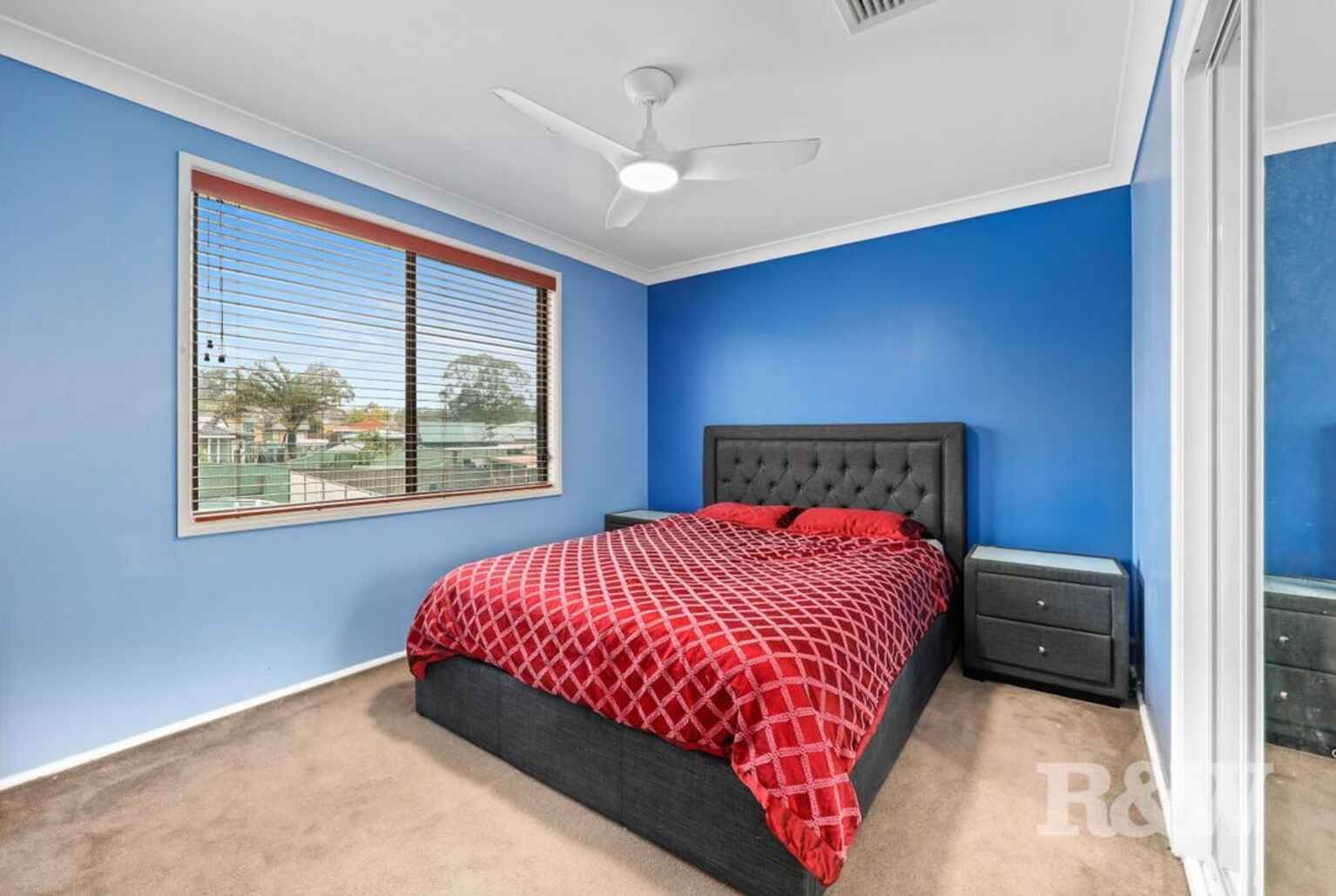 8 Larapinta Crescent St Helens Park