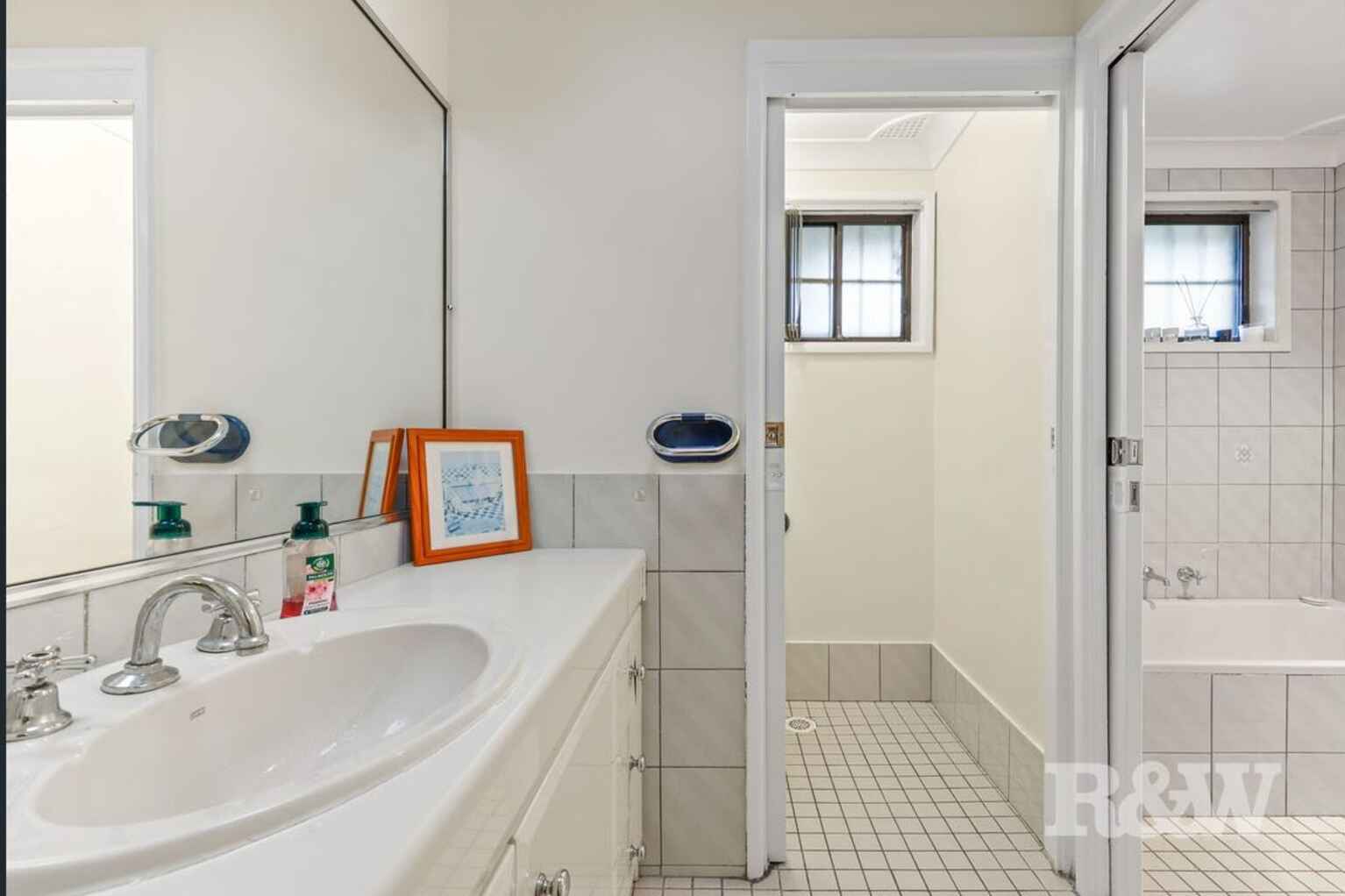 8 Larapinta Crescent St Helens Park