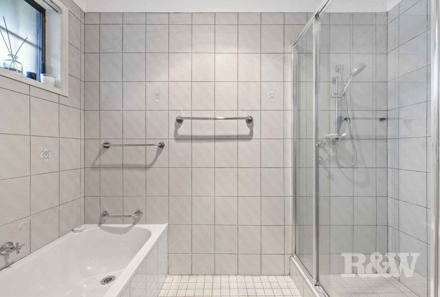 8 Larapinta Crescent St Helens Park