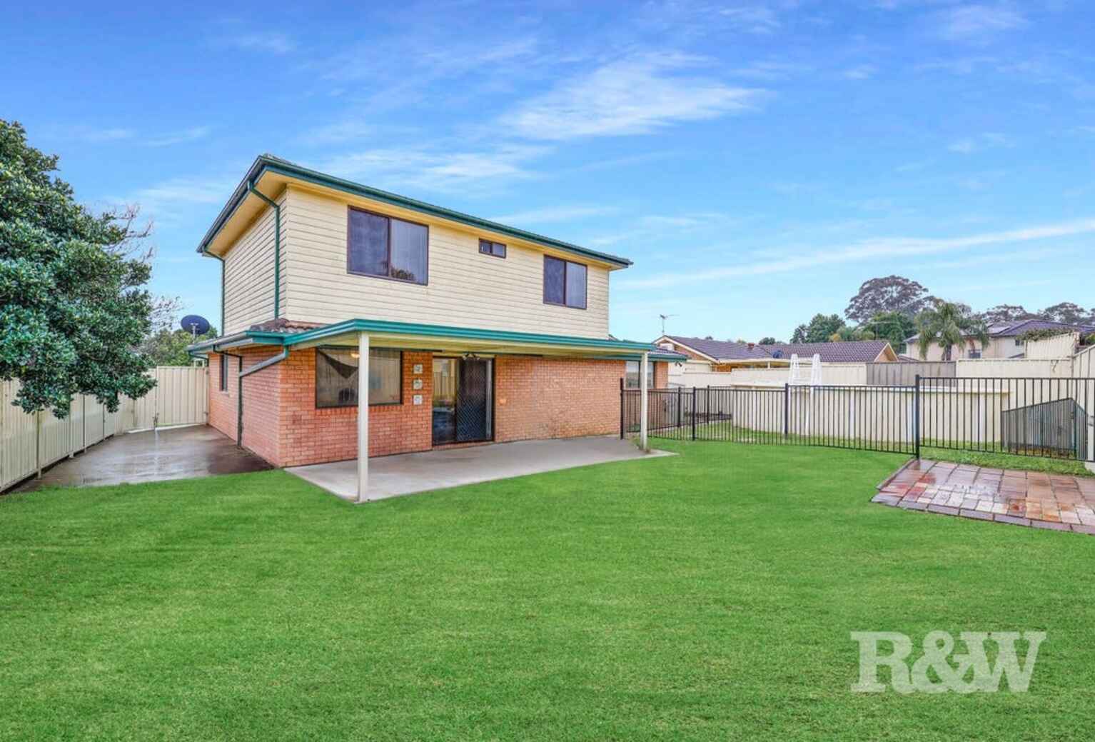 8 Larapinta Crescent St Helens Park