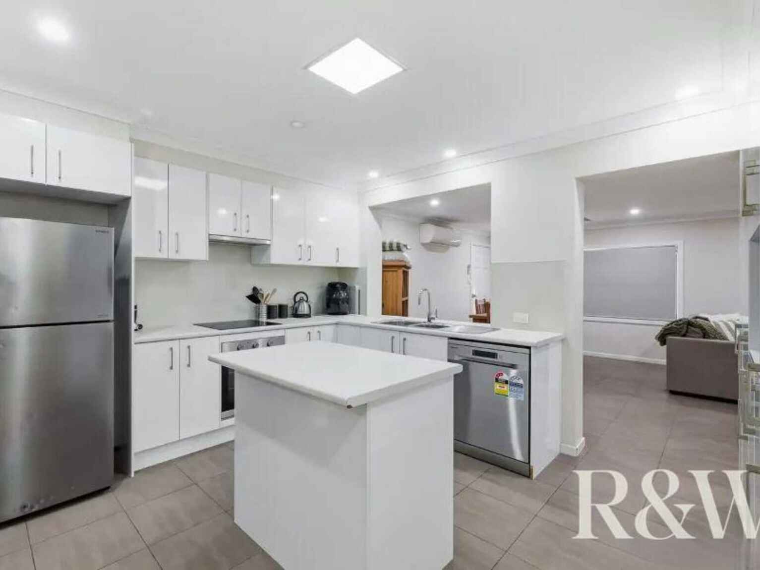 27 Grevillea Drive St Clair