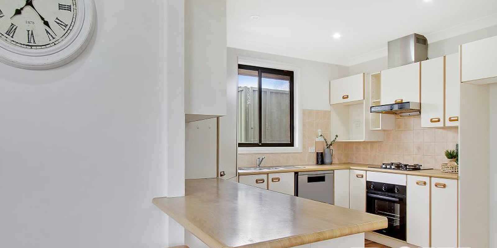 18 Caribou Close St Clair
