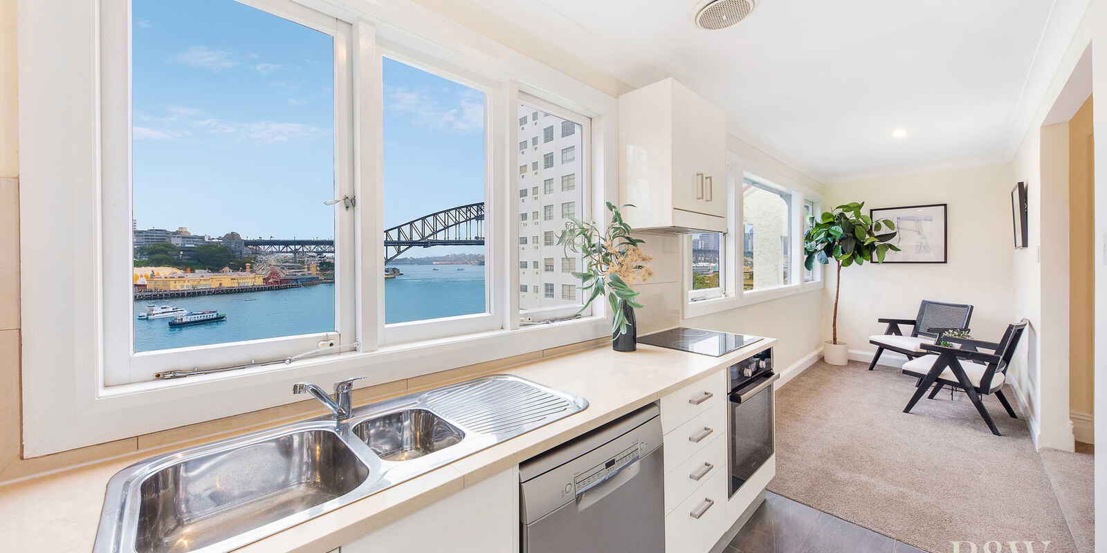 6/15 East Crescent Street McMahons Point