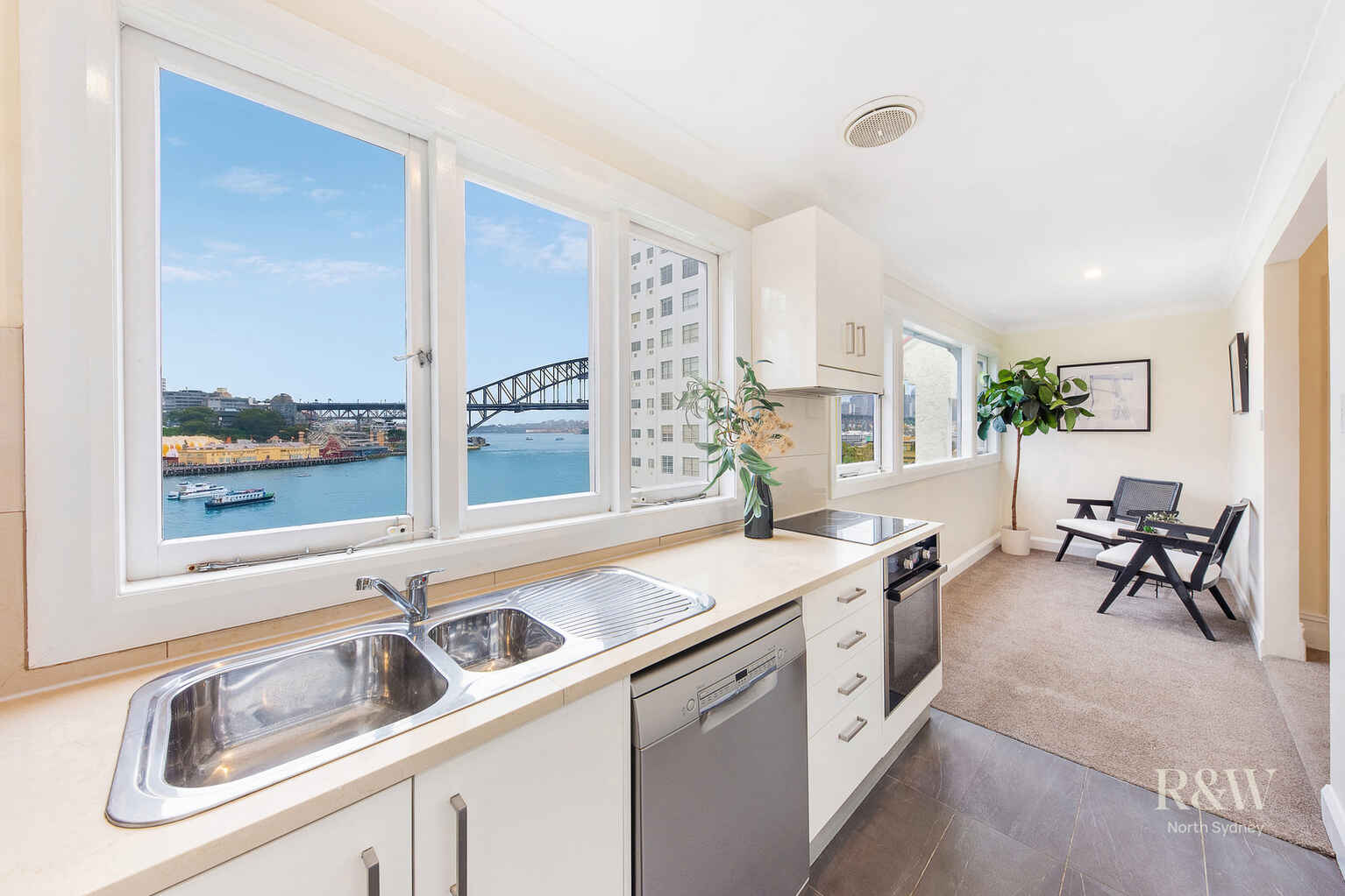 6/15 East Crescent Street McMahons Point