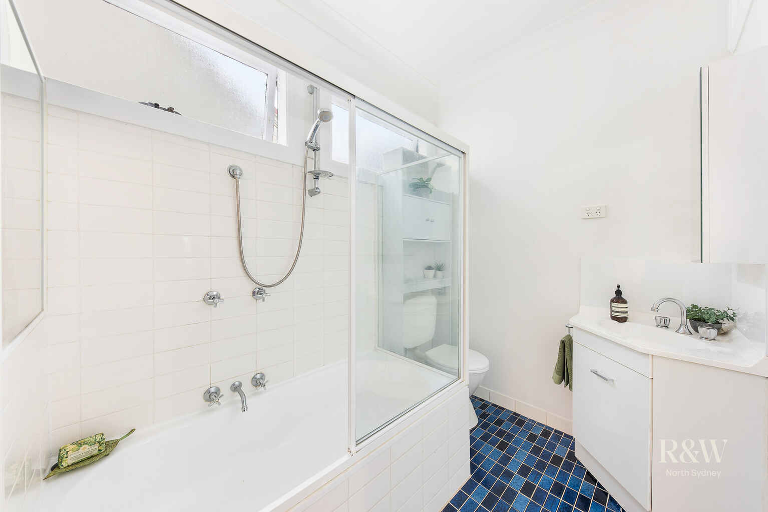 6/15 East Crescent Street McMahons Point
