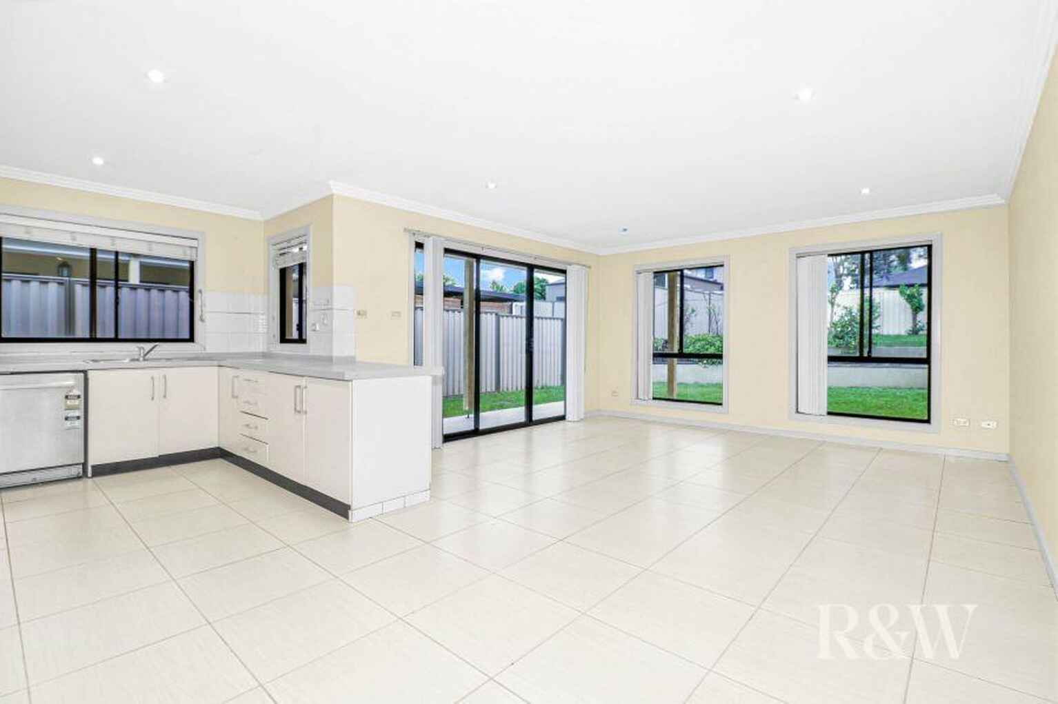 2/111 Melbourne Street Oxley Park